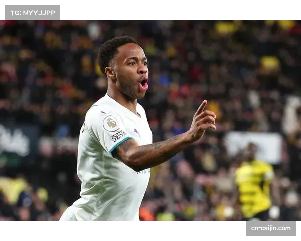 斯特林罕见亮相 带领小学生足球训练营传授技巧